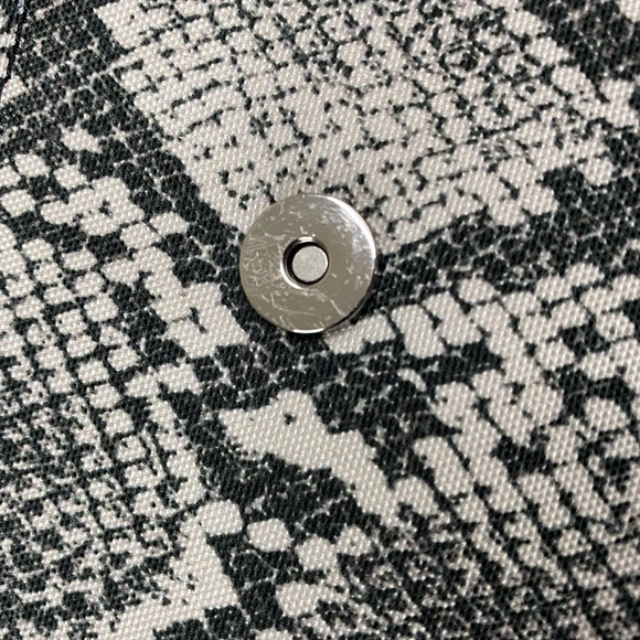 NWT Kendall + Kylie Snake Skin Print Grey Cross Body Purse - Picture 14 of 16